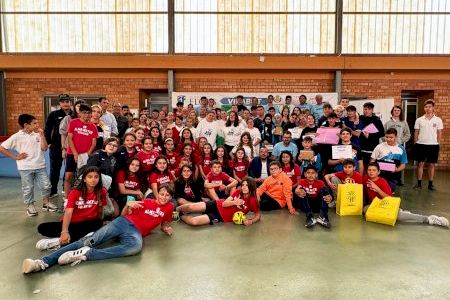 Benlloch avala la proyección del concurso de robótica del colegio Fundación Flors, Vilabot, como referente en innovación educativa