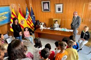 Alumnos y alumnas del colegio Rafael Altamira visitan el Ayuntamiento de El Campello para interesarse por su funcionamiento