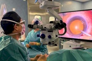 El Hospital de Torrevieja introduce un microscopio oftalmológico con visualización 3D que aumenta la precisión del cirujano