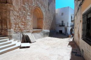 El Ayuntamiento de Canet lo Roig moderniza el entorno de la iglesia de San Miguel