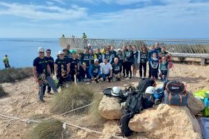 30 voluntarios limpian unos 40.000 m2 en el mirador del Cabo de Santa Pola