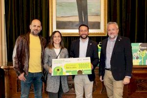 Entreguen el premi de la campanya de foment del reciclatge en les festes de la Magdalena a la colla ‘Aixó és aixina’