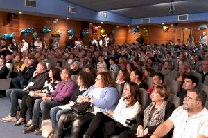 La presentació en societat del projecte “El Polp i l'Estrela de Mar” omple l'auditori del Centre Social d'Altea