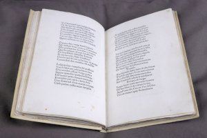 La Biblioteca Històrica de la Universitat de València exposa el primer llibre imprès a València fa ara 550 anys