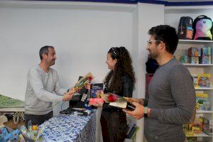 Quart de Poblet regaló una flor a quien compró en las librerías locales el Día del Libro