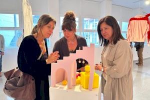 Exposición en El Campello: 'Round 2', prendas y complementos con telas de fábrica de muñecas