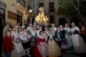 La imagen peregrina de la Virgen de los Desamparados visita la parroquia de San Nicolás