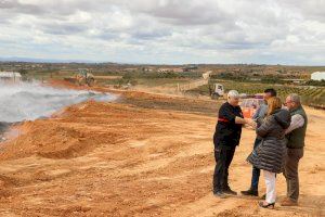 Vicent Mompó visita los trabajos de los Bomberos de la Diputació de València en la planta de reciclaje de San Antonio de Requena