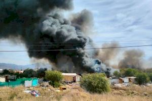 Castellón desalojará el poblado chabolista y exigirá la limpieza de solares tras el espectacular incendio de Mestrets