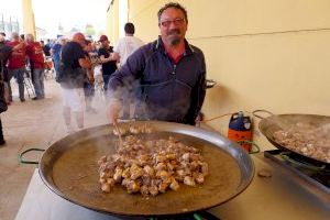 La convivencia, la gastronomía, el desfile informal y la música marcan una multitudinaria jornada del Mig Any de El Campello