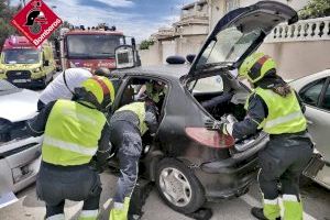Un home ferit després d'un aparatós xoc entre dos vehicles a Orihuela - (foto 3)