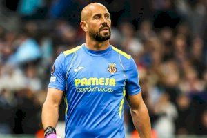 Pepe Reina, portero del Villarreal CF, participa en una charla sobre riesgos vasculares en Vithas Castellón