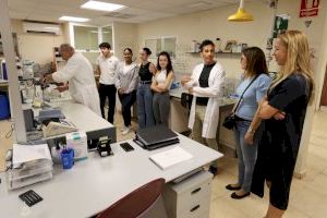 Alumnos de 2º de Bachillerato del Bernat de Sarrià de Benidorm visitan el laboratorio municipal
