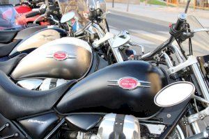 Motoristas llegados de toda Europa participan en El Campelllo en una concentración de motos “Guzzi”