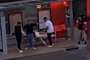 Brutal pallissa a un jove en ple carrer a València