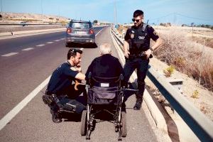 Rescatan a un anciano en silla de ruedas circulando por la A-7 en Elche
