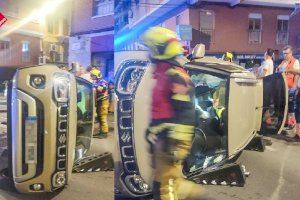 Atrapada una conductora en bolcar amb el seu cotxe de matinada a Elx