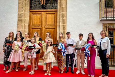 Entrega de bandas y distintivos a los cargos de Fogueres de Xàbia