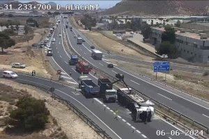 Tallada l'A-31 a Alacant en bolcar un camió a Alacant
