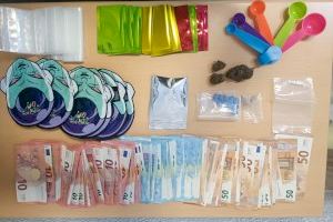 La maniobra brusca de un conductor levanta sospechas entre la Policía de Valencia: pillado con droga, pastillas y 2.600 euros La maniobra brusca de un conductor levanta sospechas entre la Policía de Valencia: pillado con droga, pastillas y 2.600 euros