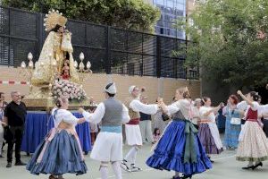 La Virgen de los Desamparados visita la parroquia Patriarca San José de Valencia y su colegio diocesano - (foto 3) La Virgen de los Desamparados visita la parroquia Patriarca San José de Valencia y su colegio diocesano - (foto 3)