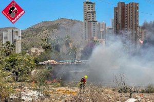 VIDEO | Un incendio próximo a una zona de rascacielos de Benidorm desata una intensa humareda