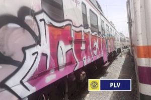 Persecución de grafiteros en Valencia: Pintan dos trenes, los descubren y se dan a la fuga