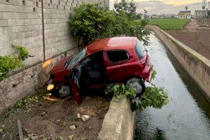 Insólito: Un conductor acaba al borde de una acequia entre Alboraia y Valencia