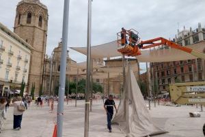 EMT València instala los toldos de protección solar de la plaza de la Reina
