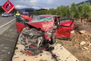 Dos conductores heridos y atrapados tras un choque frontal en la CV-799 entre Villena y Biar