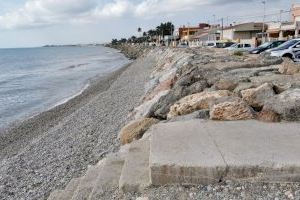 Un grupo ecologista otorga la bandera negra a una playa que Burriana señala que “no existe”