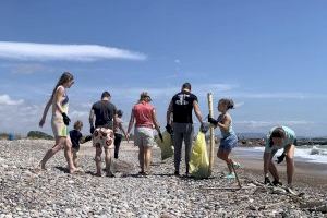 Nules limpia su litoral: un paso adelante hacia unas playas más sostenibles