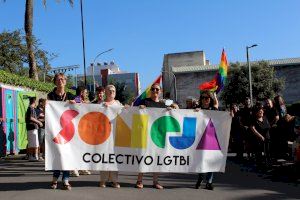 El món rural també ix en defensa del col·lectiu LGTBIQ+: un arc de Sant Martí humà recorre un poble de Castelló - (foto 2)