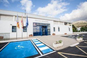 Calp instalará placas fotovoltaicas en la piscina municipal Calp instalará placas fotovoltaicas en la piscina municipal
