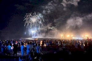 Gandia celebra con éxito una Noche de San Juan con recuerdo de afluencia