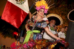 GALERIA | Reviu la Desfilada Folklòrica de les Fogueres 2024, una explosió de color i cultura