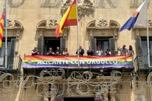 Alicante conmemora el Día del Orgullo con un acto institucional y el despliegue de la pancarta LGTBI en el Ayuntamiento Alicante conmemora el Día del Orgullo con un acto institucional y el despliegue de la pancarta LGTBI en el Ayuntamiento