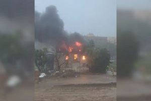 VIDEO | Un rayo estalla sobre una alquería de Alboraya y la calcina