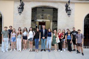 Cullera beca a 15 jóvenes para el verano