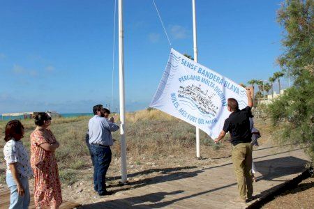 Nules iza su bandera "de la dignidad" tras perder la bandera azul por un "chantaje" de Costas