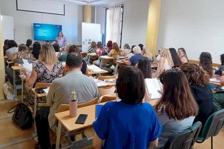 La charla ‘Trámites básicos de extranjería relacionados con el empleo’ reúne a más de 30 profesionales en Sagunt