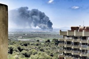 Incendi en cremar un camió dins d'una deixalleria de Silla