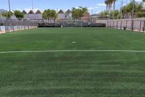 El Ayuntamiento de Sedaví sustituye el césped del campo de Futbol 5 y el de las pistas de pádel del Polideportivo.