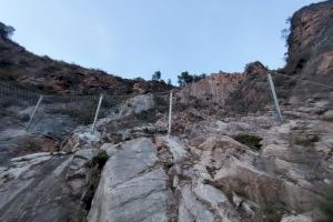 Impresionante mallazo para proteger la carretera que une la Vall d'Uixó y Alfondeguilla tras el derrumbe de 80 toneladas de rocas