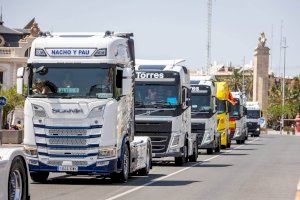 Más de 1.000 transportistas y 300 cabezas tractoras recorren Valencia en honor a San Cristóbal
