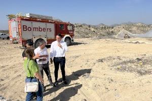 Toneladas de plástico y calor alargan la extinción del incendio del vertedero de Xixona - (foto 2) Toneladas de plástico y calor alargan la extinción del incendio del vertedero de Xixona - (foto 2)