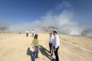 Toneladas de plástico y calor alargan la extinción del incendio del vertedero de Xixona Toneladas de plástico y calor alargan la extinción del incendio del vertedero de Xixona