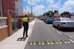 Almassora renueva y acondiciona señalética en caminos de la playa para mejorar la seguridad