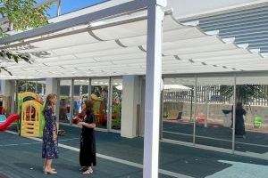 El Ayuntamiento protege las cubiertas de la escoleta Clara Campoamor con pintura térmica para reducir la temperatura en el interior