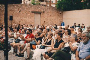 ‘La mujer más fea del mundo’ triunfa en Escènia, Mostra de Teatre Emergent de Foios 2024 - (foto 4) ‘La mujer más fea del mundo’ triunfa en Escènia, Mostra de Teatre Emergent de Foios 2024 - (foto 4)